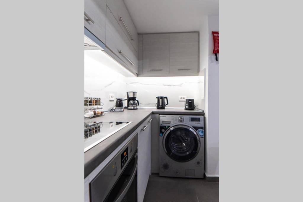 Brand New Aprt With Backyard In Lycabettus Hill ! Apartment Athens Luaran gambar